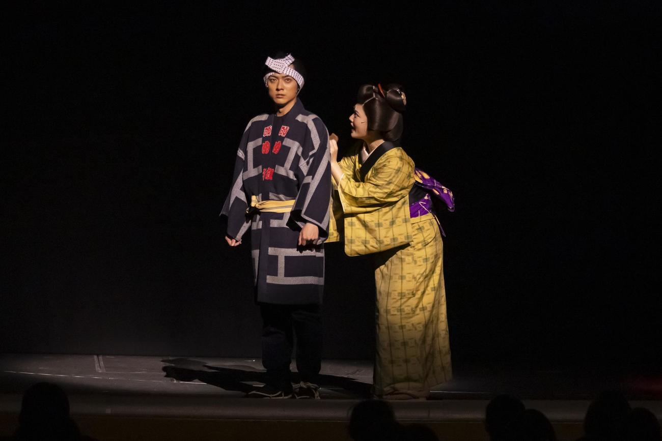 町火消し「め組」の頭・長三郎を演じる辰巳ゆうと（左）と妻おちか（伊藤純奈）（C）明治座