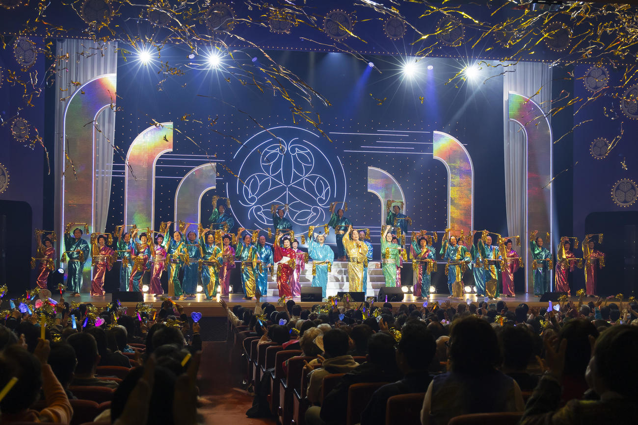 「松平健×コロッケ45周年特別公演」のフィナーレ（C）明治座