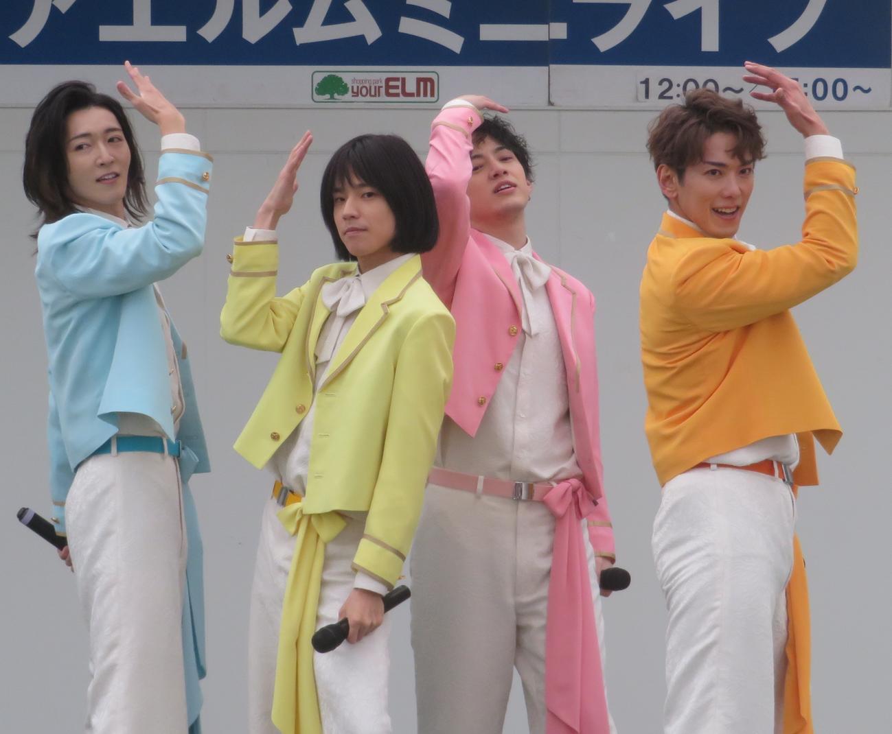 デビューシングル「ほんまやで☆なんでやねん☆しらんけど」サビのポーズを披露するモナキ。左からサカイJr．、おヨネ、ケンケン、じん（撮影・川田和博）