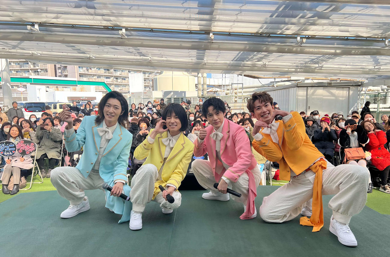客席バックに写真に収まるモナキ。左からサカイJr．、おヨネ、ケンケン、じん