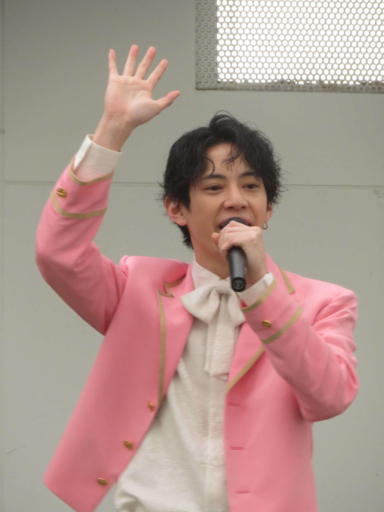 デビューシングル「ほんまやで☆なんでやねん☆しらんけど」発売記念の初キャンペーンを行ったモナキのケンケン（撮影・川田和博）