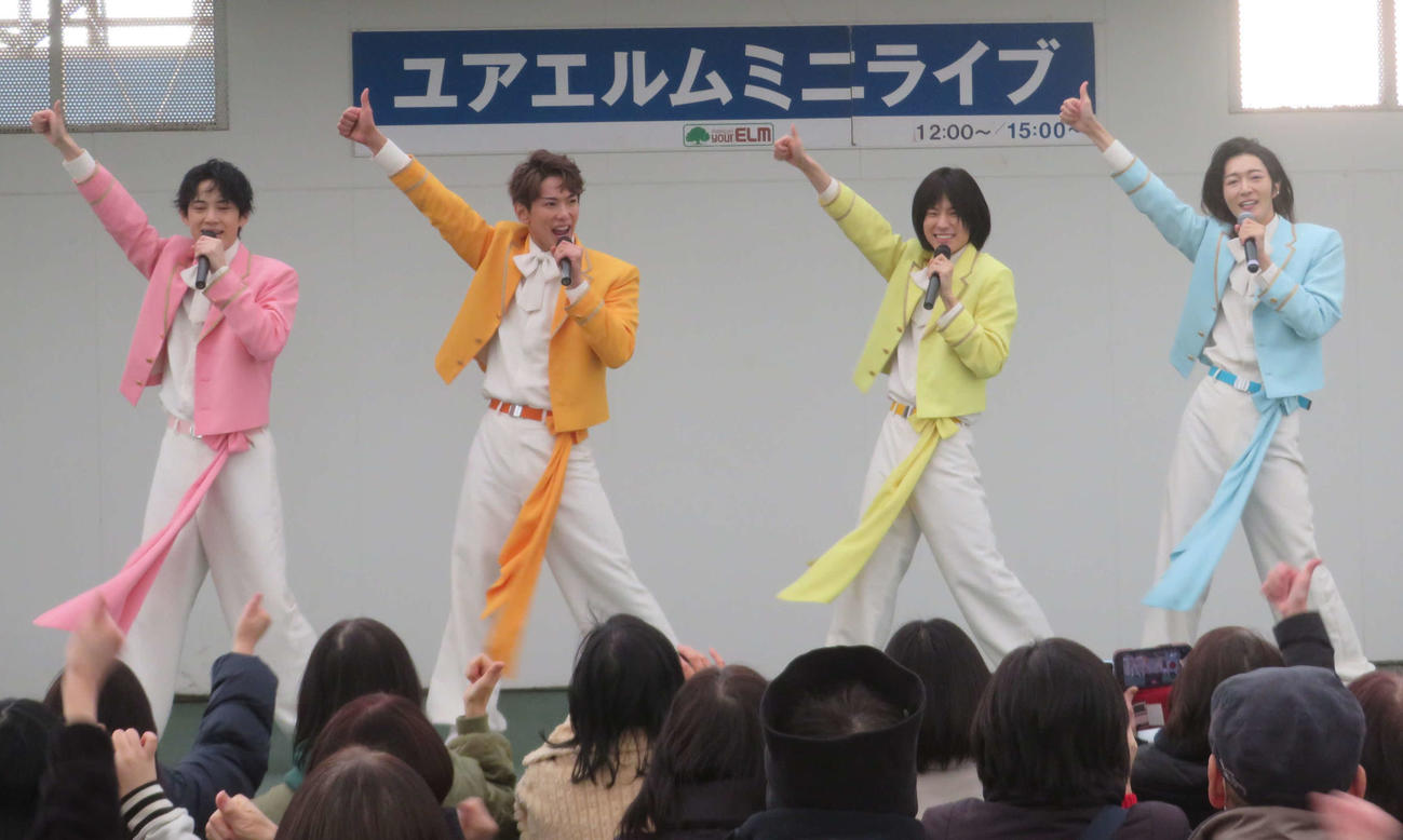 デビューシングル「ほんまやで☆なんでやねん☆しらんけど」サビのポーズを披露するモナキ。左からケンケン、じん、おヨネ。サカイJr．（撮影・川田和博）