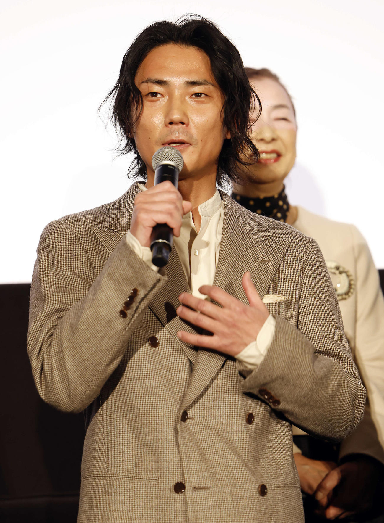 映画「安楽死特区」公開記念舞台あいさつに登壇した毎熊克哉（撮影・山本朝陽）