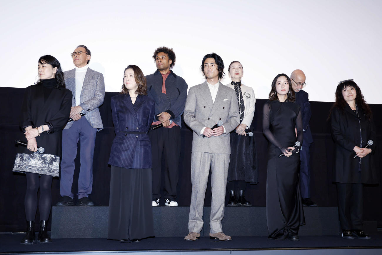 映画「安楽死特区」公開記念舞台あいさつに登壇した出演者と制作陣、前列左から板谷由夏、筒井真理子、毎熊克哉、大西礼芳、余貴美子、後列左から長尾知宏氏、gb、高橋恵子氏、丸山昇一氏（撮影・山本朝陽）