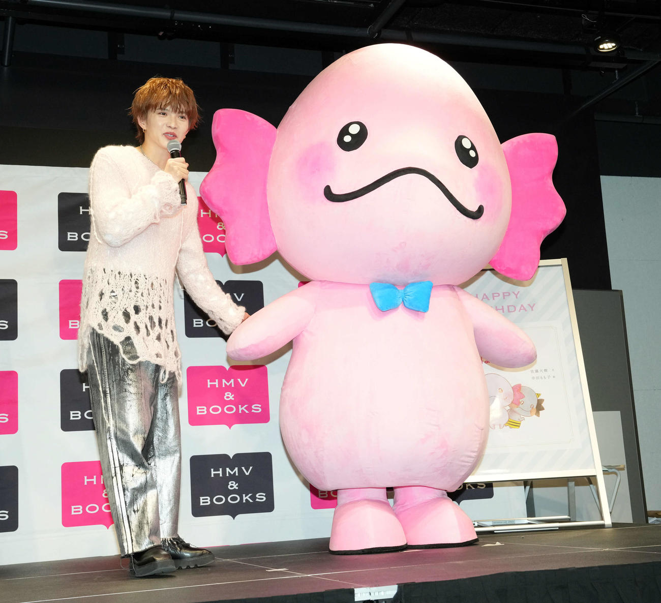 自身がプロディースするキャラクター「うぱごろう」と絵本の発売イベントに登壇したFANTASTICSの佐藤大樹（撮影・たえ見朱実）