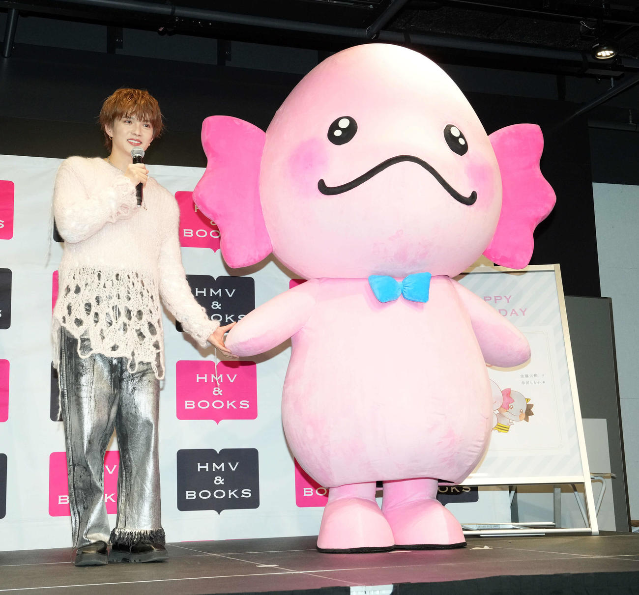 自身がプロディースするキャラクター「うぱごろう」と絵本の発売イベントに登壇したFANTASTICSの佐藤大樹（撮影・たえ見朱実）