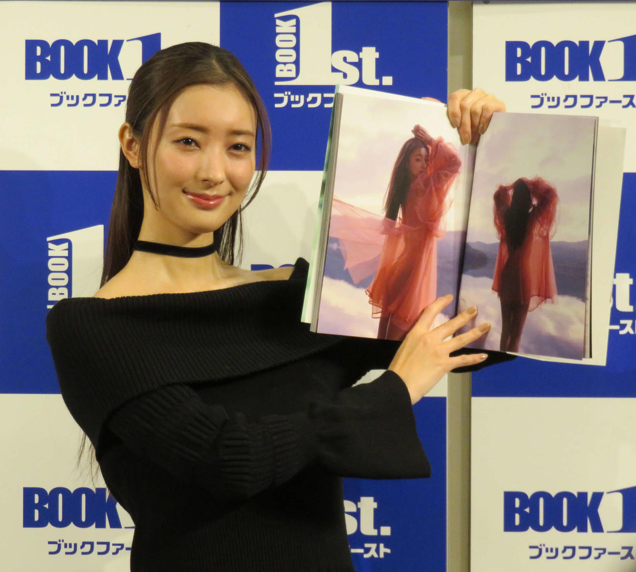 1st写真集「ほんとはね、」発売記念取材会でお気に入りカットを見せる宮本茉由