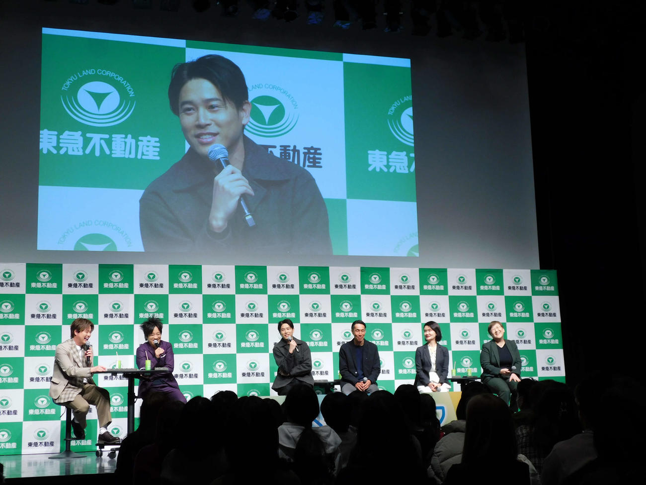 「未来へのキックオフ～Jリーグと考える気候変動～　Presented by　東急不動産」のトークセッションで話す内田篤人さん（左から3人目とビジョン）