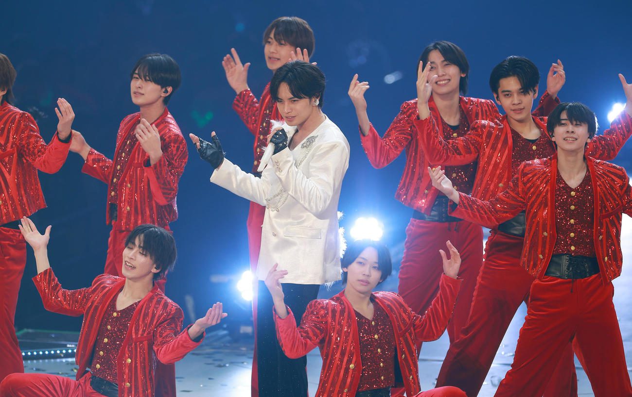 ジュニアたちとパフォーマンスを披露する中島健人（撮影・中島郁夫）