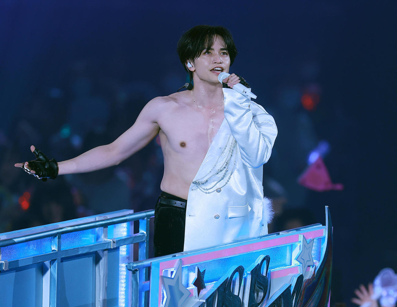 シャツをはだけてセクシーパフォーマンスを披露する中島健人（撮影・中島郁夫）