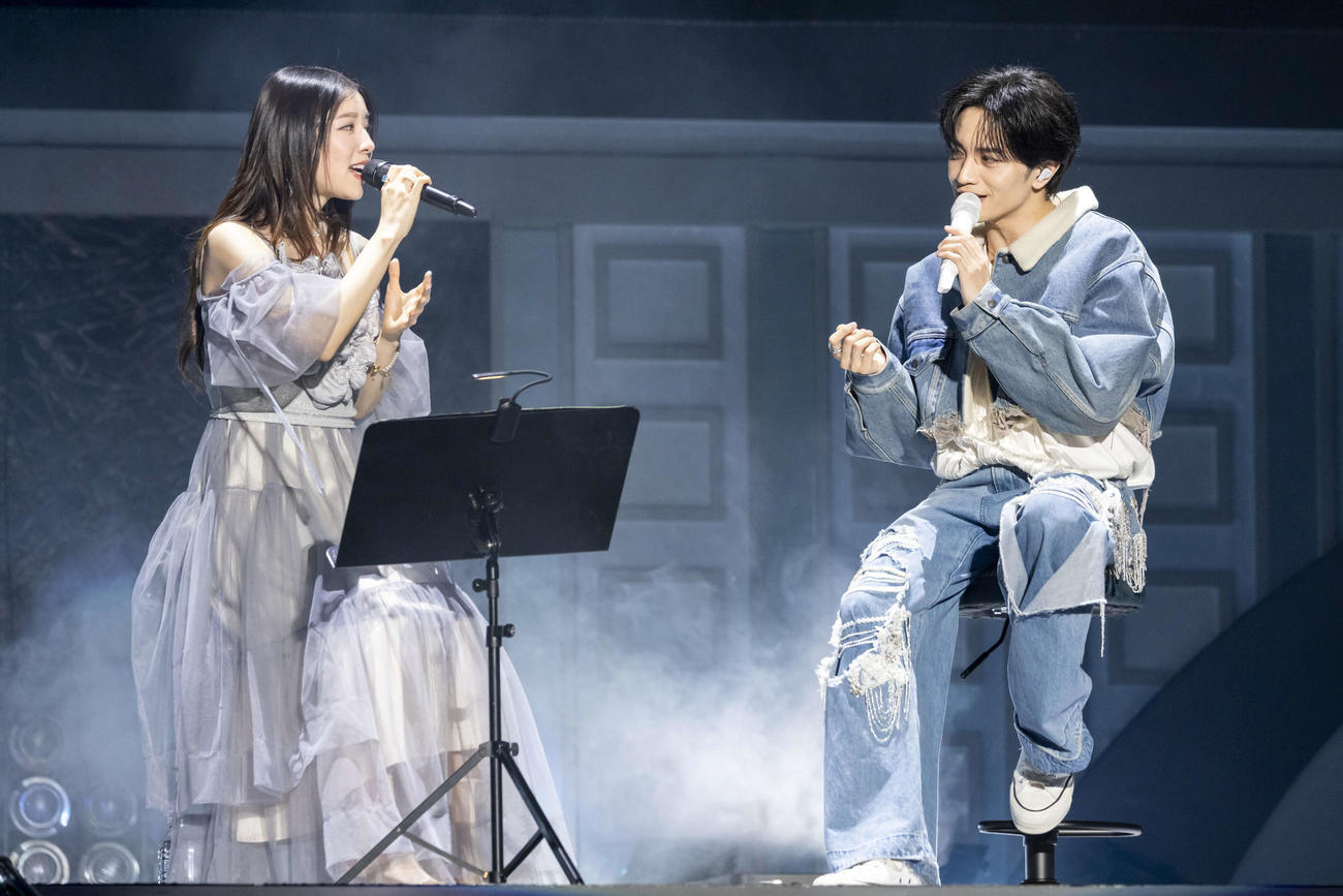 ゲスト出演したmilet（左）（撮影・河村美貴／田中聖太郎写真事務所）