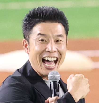 ソフトバンク対広島　試合前のセレモニーでファンを楽しませるなかやまきんに君（右）（撮影・梅根麻紀）