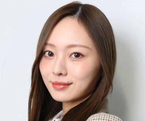 乃木坂46梅澤美波、カラフル水着でほほえみ セカンド写真集の封入