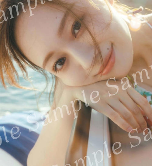 乃木坂46梅澤美波、カラフル水着でほほえみ セカンド写真集の封入