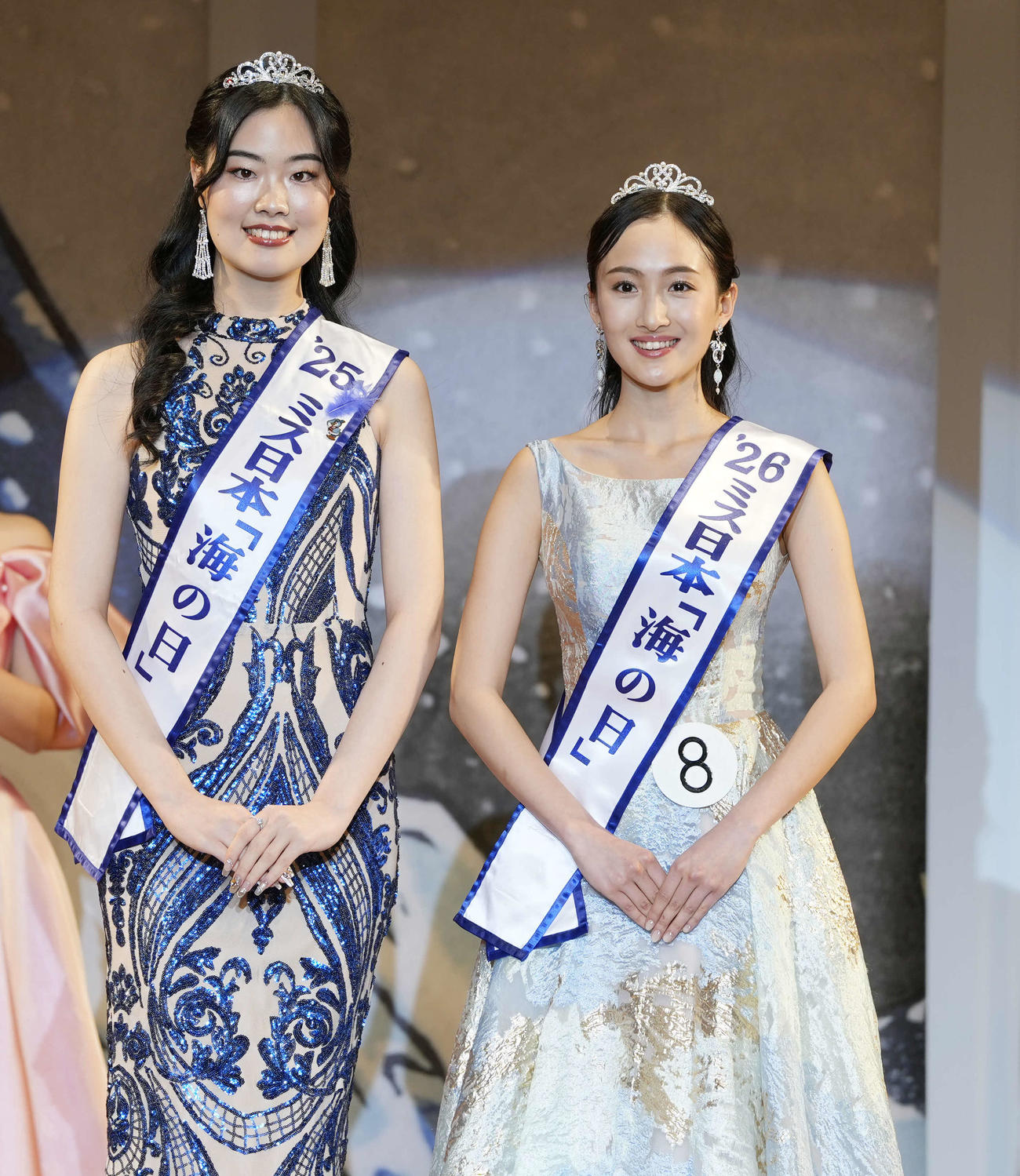 2025ミス日本「海の日」の高橋彩乃さん（左）とミス日本「海の日」に選ばれる野口絵子さん（撮影・小島史椰）