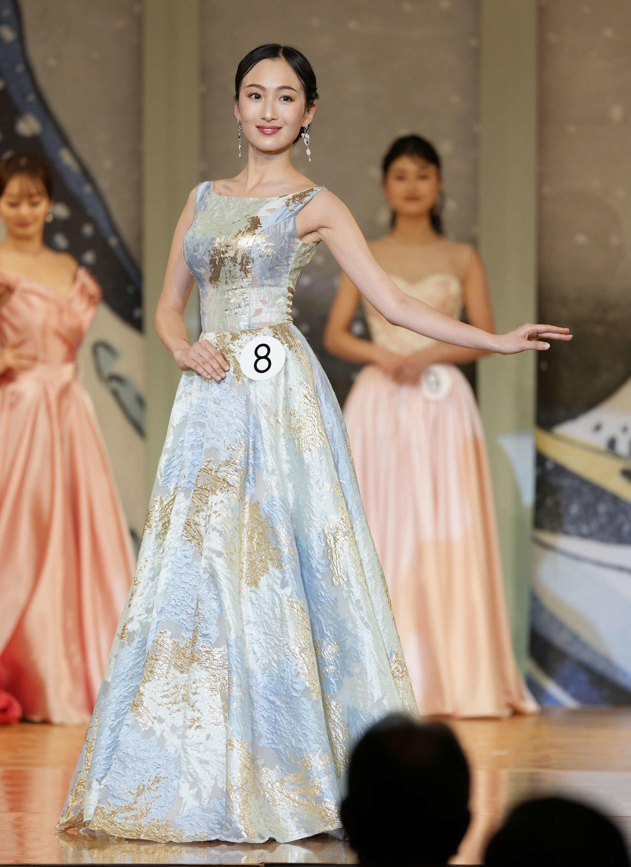 ドレス姿でポーズを取る野口絵子さん（撮影・小島史椰）