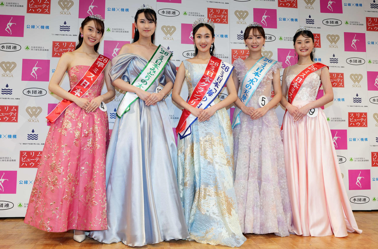 ミス日本コンテスト受賞者。左から準ミス日本の正木由優さん、ミス日本みどりの大使の永田愛実さん、ミス日本グランプリ、ミス日本「海の日」の野口絵子さん、ミス日本「水の天使」の志村美帆さん、ミス日本ミス着物の平嶋萌宇さん（撮影・小島史椰）