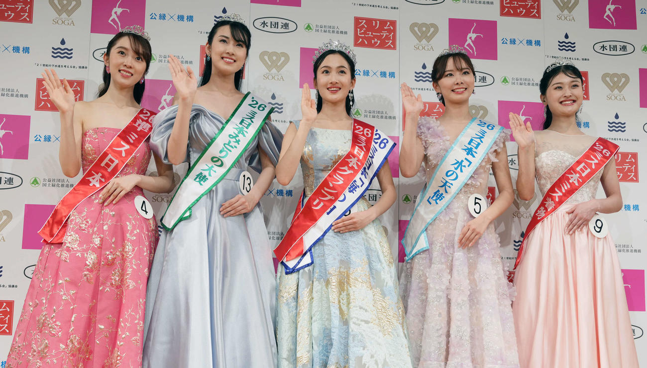 ミス日本コンテスト受賞者。左から準ミス日本の正木由優さん、ミス日本みどりの大使の永田愛実さん、ミス日本グランプリ、ミス日本「海の日」の野口絵子さん、ミス日本「水の天使」の志村美帆さん、ミス日本ミス着物の平嶋萌宇さん（撮影・小島史椰）