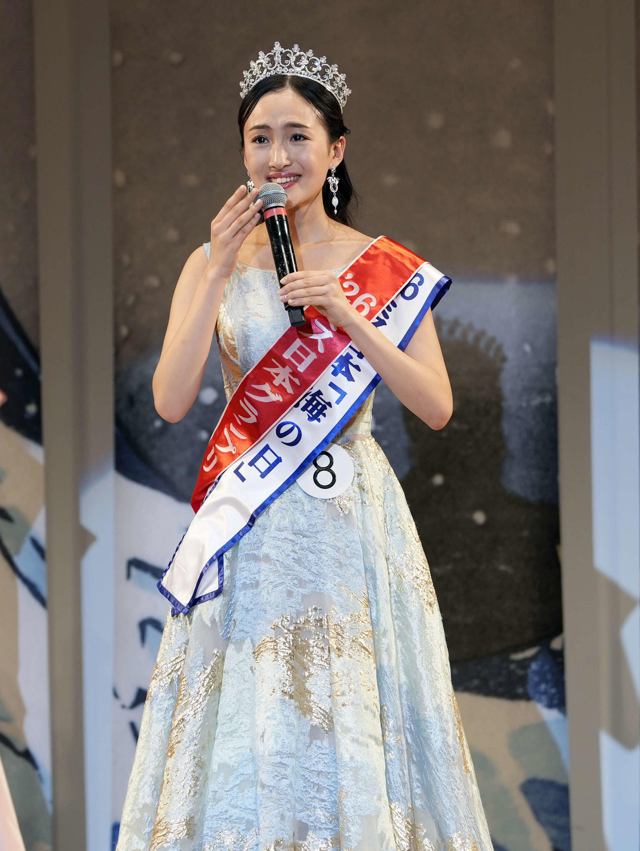 ミス日本グランプリに選ばれ、涙を流しスピーチする野口絵子さん（撮影・小島史椰）