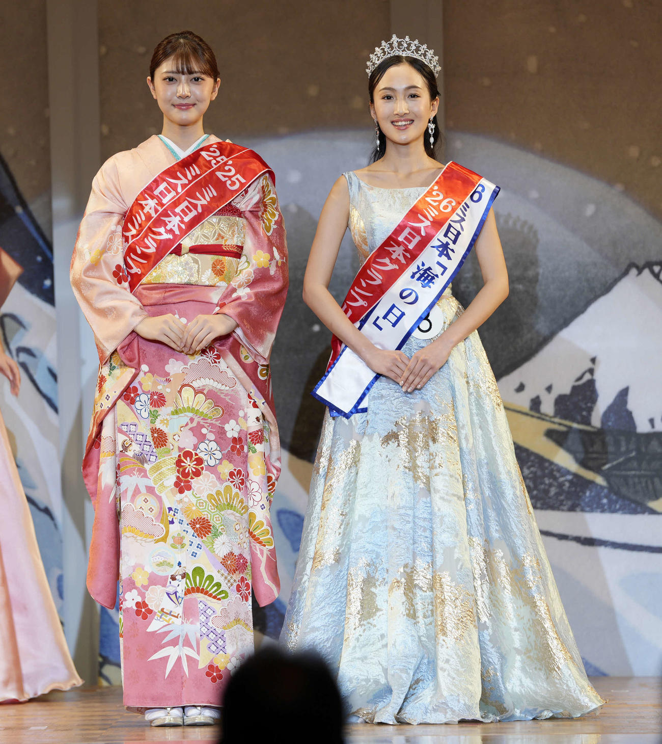 2025ミス日本グランプリの石川満里奈さん（左）とミス日本グランプリ、ミス日本「海の日」の2冠に輝く野口絵子さん（撮影・小島史椰）