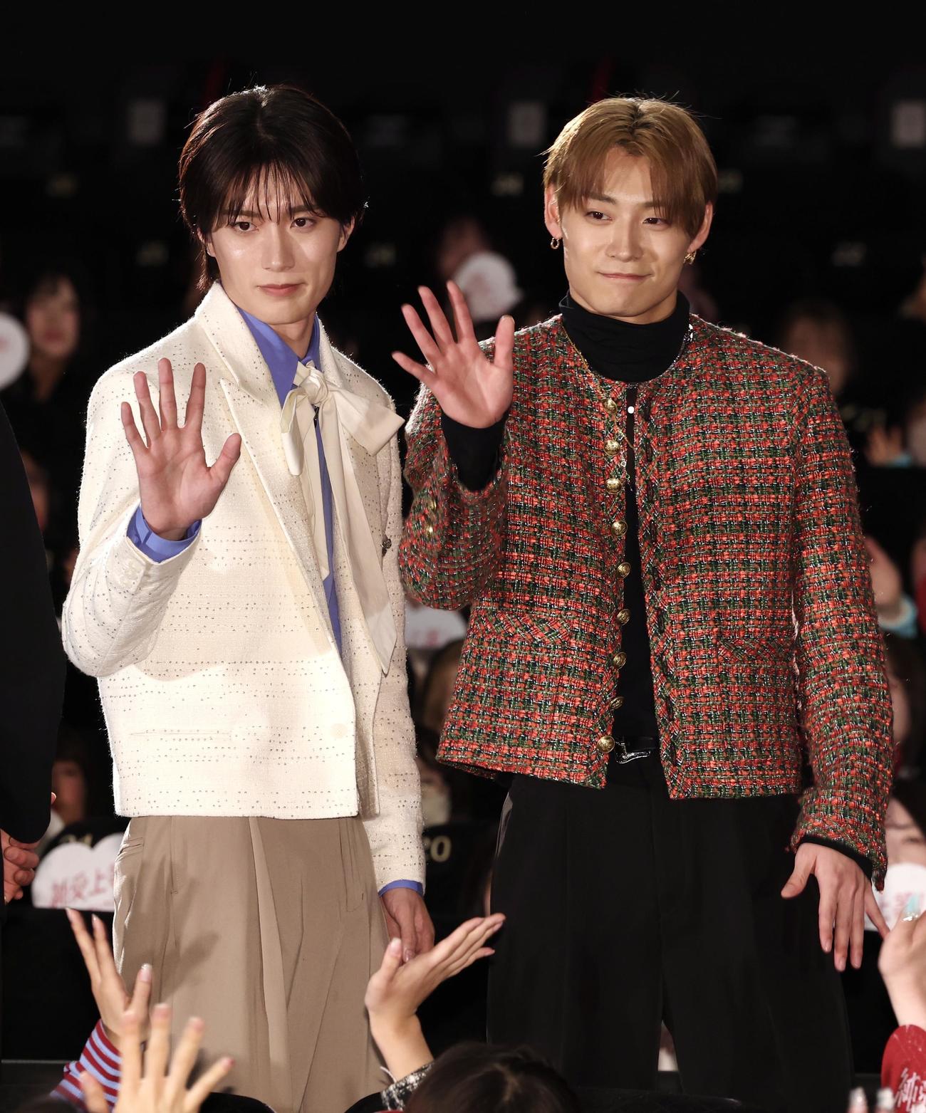 映画「純愛上等」完成披露上映会で手を振る山中柔太朗（左）と髙松アロハ（撮影・宮地輝）