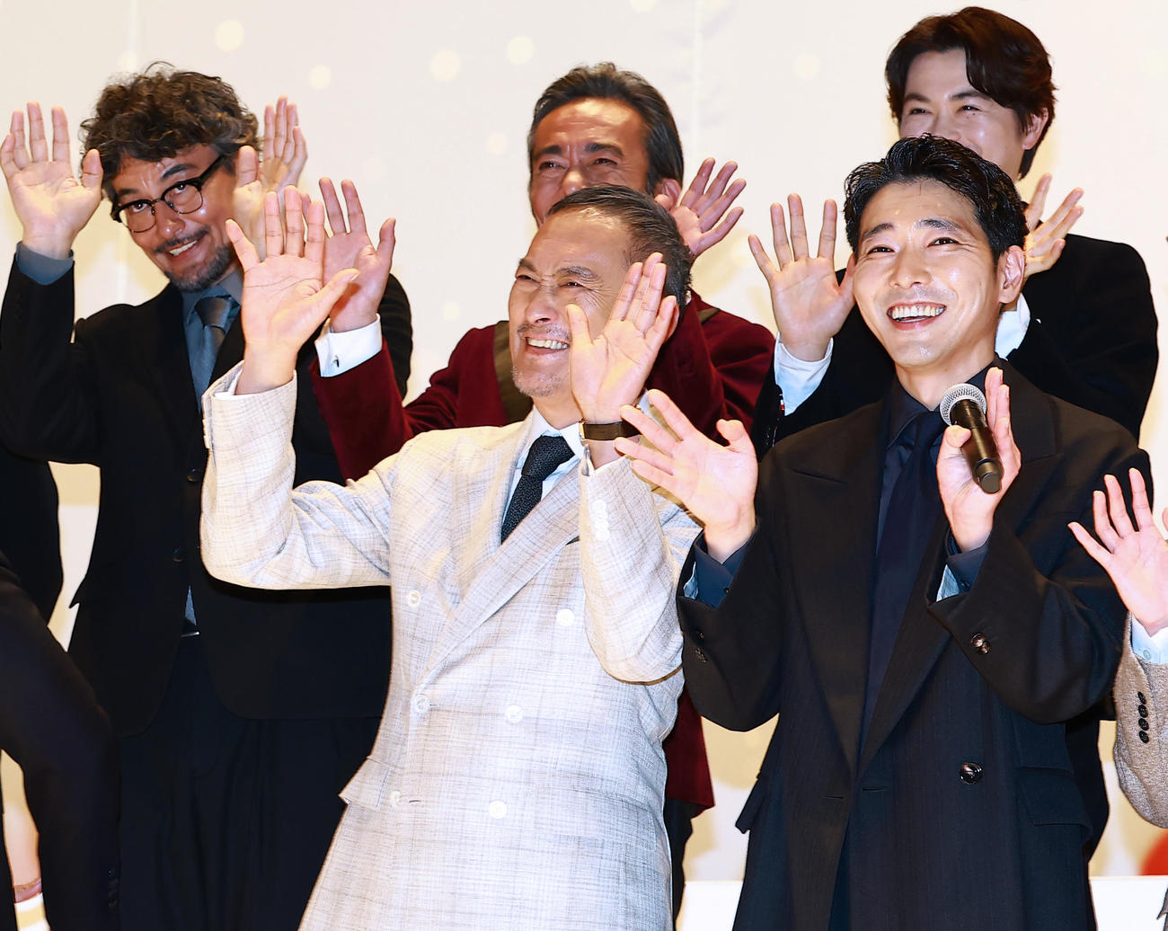 映画「木挽町のあだ討ち」完成披露舞台あいさつに登場した、前列左から渡辺謙、柄本佑、後列左から山口馬木也、高橋和也、瀬戸康史（撮影・野上伸悟）