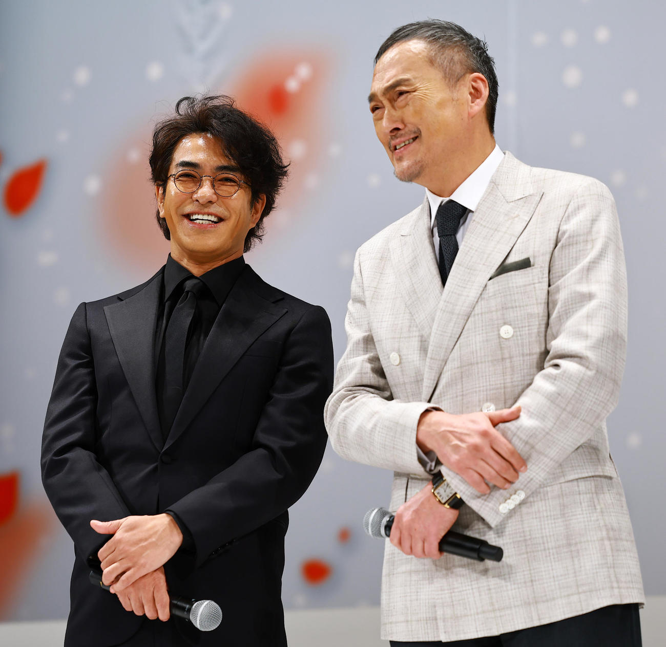 映画「木挽町のあだ討ち」完成披露舞台あいさつに登場した北村一輝（左）と渡辺謙（撮影・野上伸悟）