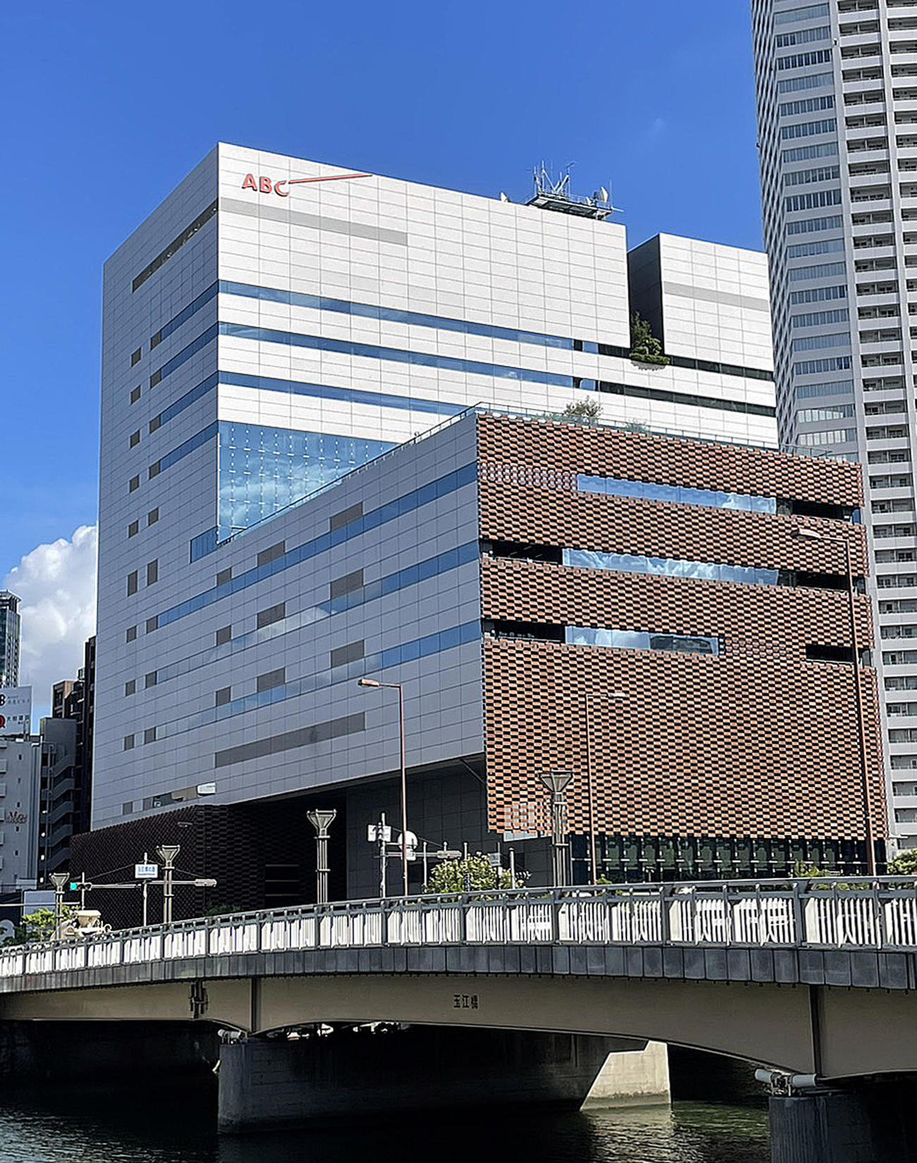 ABC朝日放送グループ本社屋（2024年撮影）