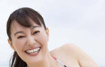 初のカレンダーブックを発売する竹中知華アナはストライプのビキニ姿で笑顔（C）唐木貴央／集英社