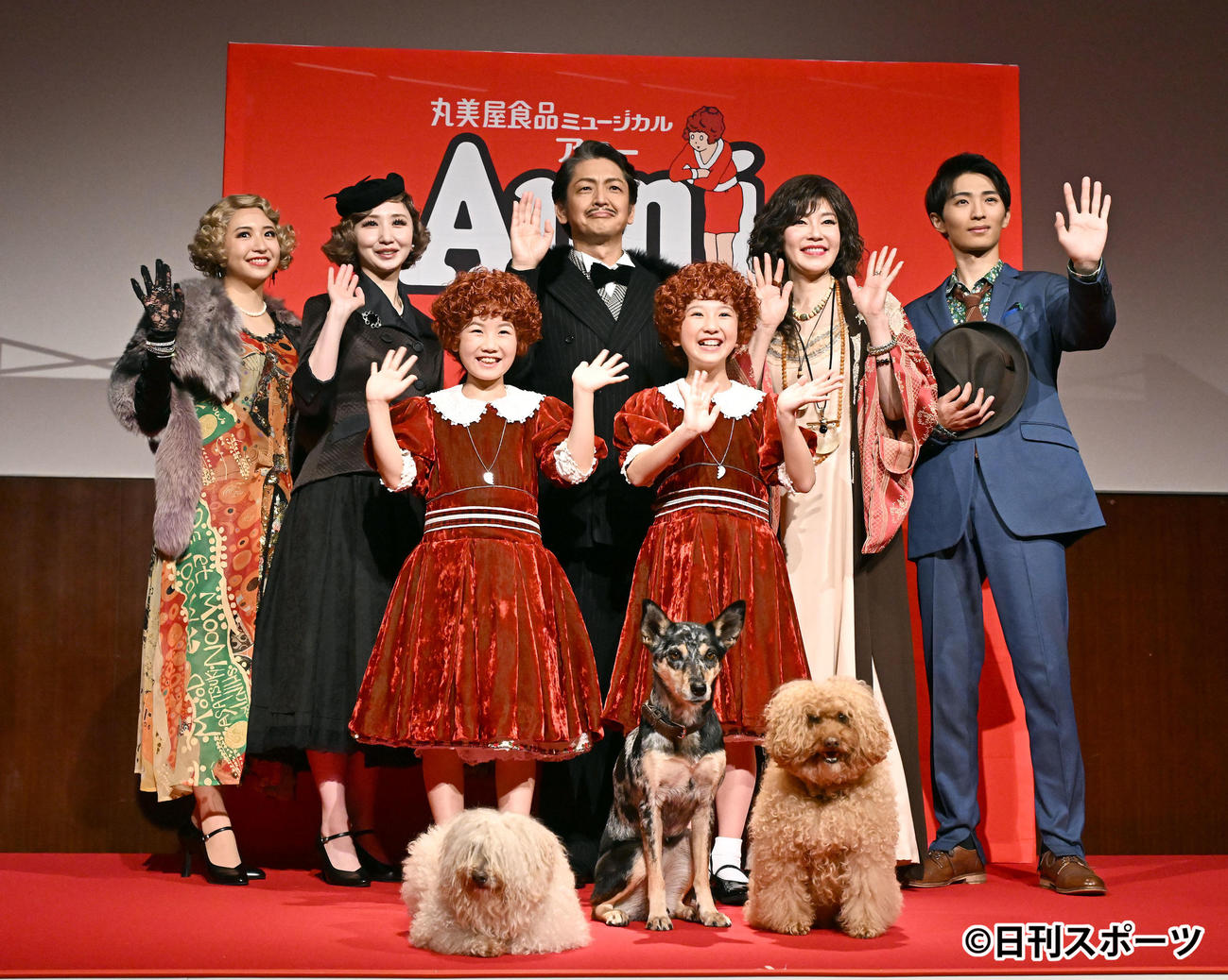 Annie制作発表会見に登場した、前列左から下山夏永、牧田花、後列左から浜崎香帆、愛原実花、岡田浩暉、須藤理彩、赤名竜之介。手前はサンディ役の、左から家康、まつり、おこげ（撮影・千葉一成）