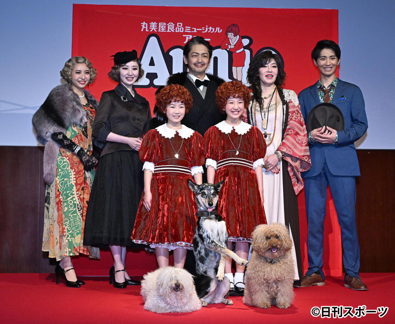 Annie制作発表会見に登場した、前列左から下山夏永、牧田花、後列左から、浜崎香帆、愛原実花、岡田浩暉、須藤理彩、赤名竜之介。手前はサンディ役の、左から家康、まつり、おこげ（撮影・千葉一成）