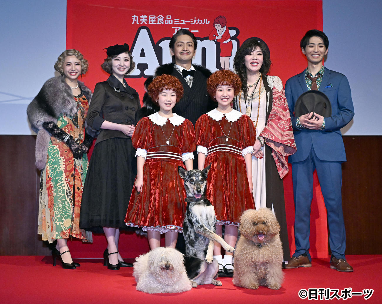 Annie制作発表会見に登場した、前列左から下山夏永、牧田花、後列左から、浜崎香帆、愛原実花、岡田浩暉、須藤理彩、赤名竜之介。手前はサンディ役の、左から家康、まつり、おこげ（撮影・千葉一成）
