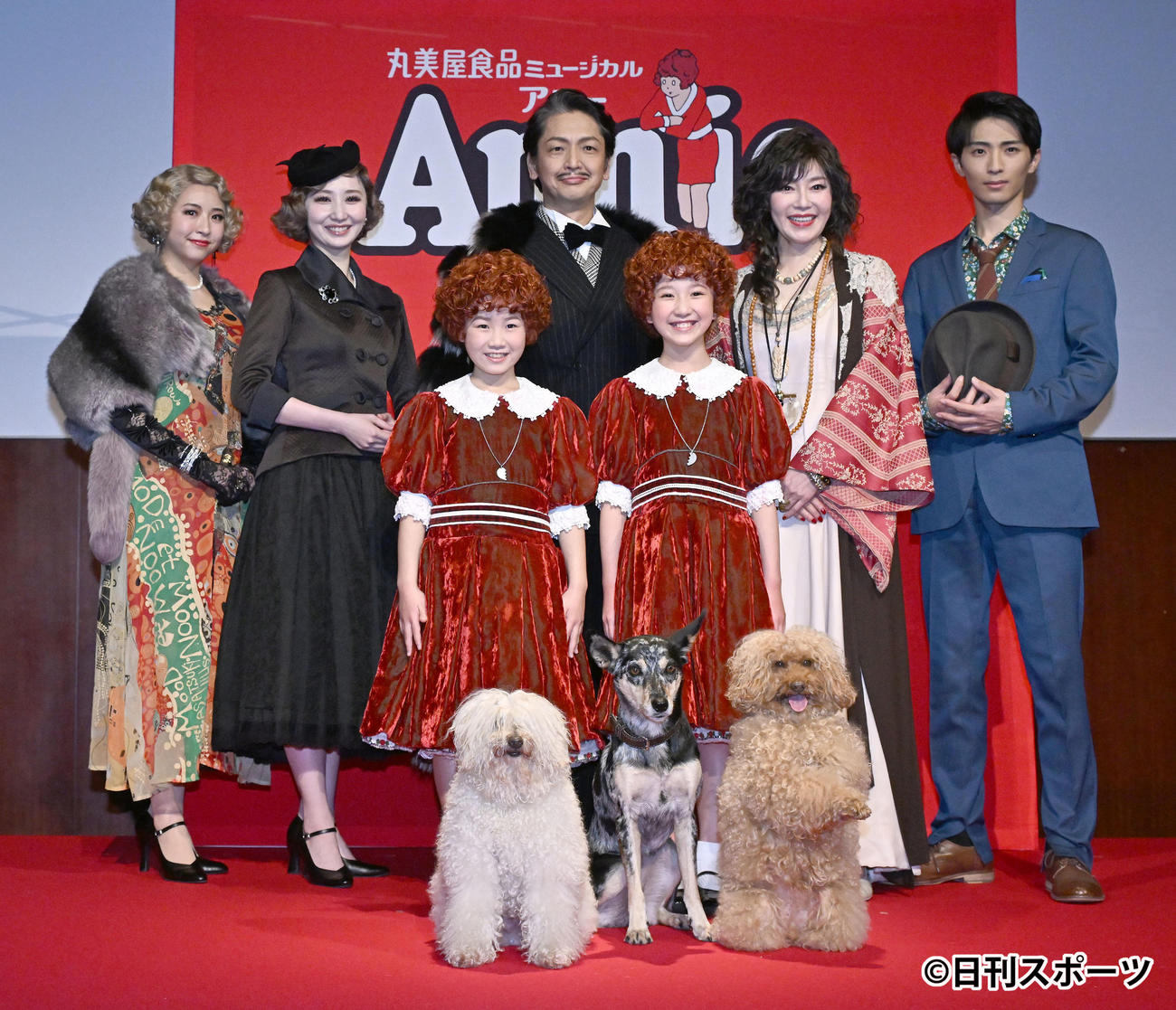 Annie製作発表会見に登場した、前列左から下山夏永、牧田花、後列左から、浜崎香帆、愛原実花、岡田浩暉、須藤理彩、赤名竜之介。手前はサンディ役の、左から家康、まつり、おこげ（撮影・千葉一成）