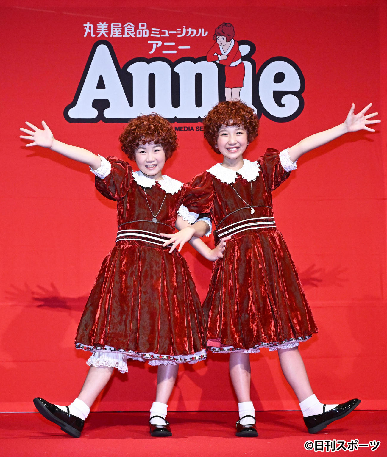 Annie制作発表会見に登場し、ポーズをとる下山夏永（左）と牧田花（撮影・千葉一成）