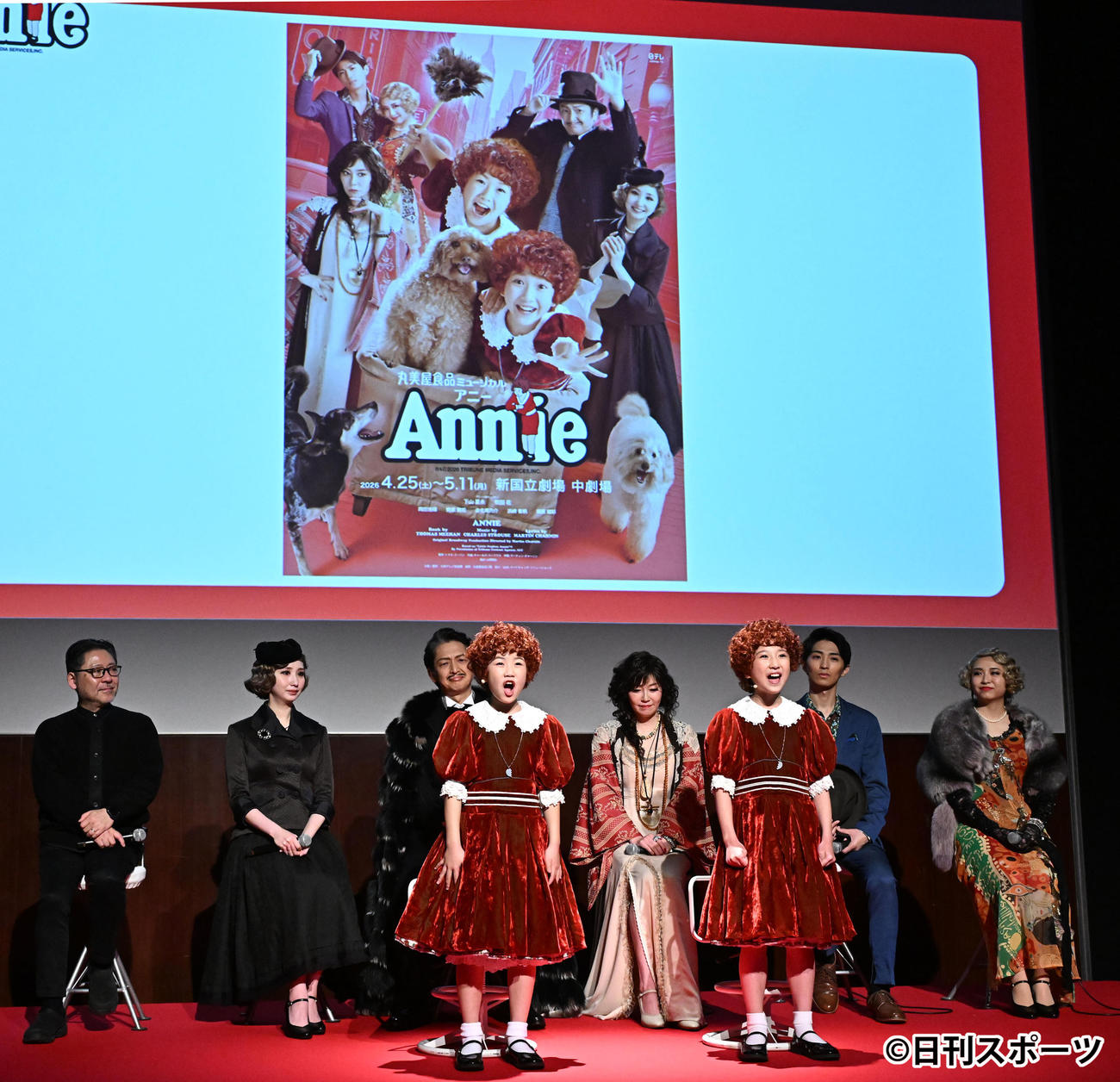 Annie製作発表会見で「トゥモロー」を歌唱する下山夏永（左）と牧田花（撮影・千葉一成）