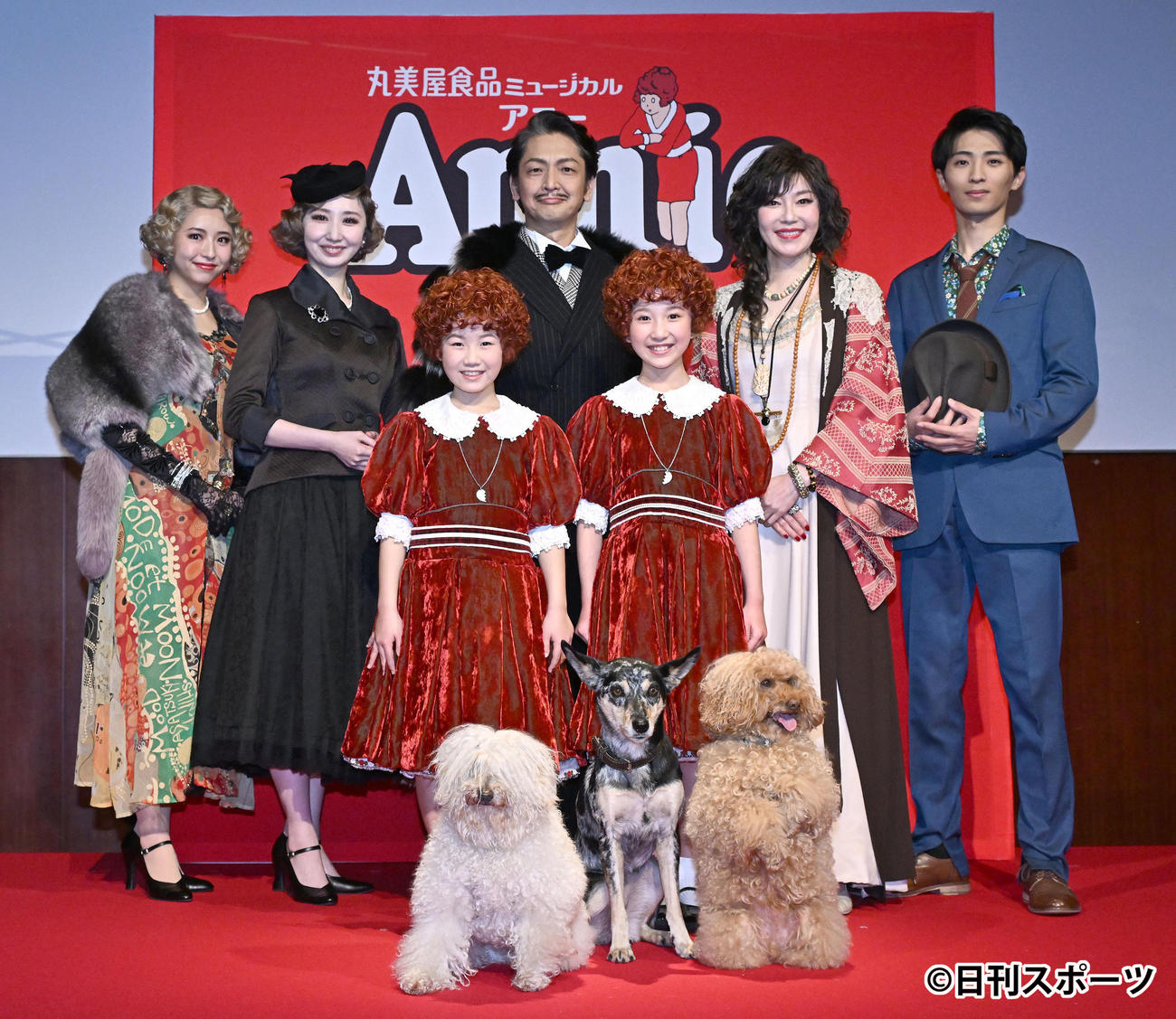 Annie製作発表会見に登場した、前列左から下山夏永、牧田花、後列左から、浜崎香帆、愛原実花、岡田浩暉、須藤理彩、赤名竜之介。手前はサンディ役の、左から家康、まつり、おこげ（撮影・千葉一成）