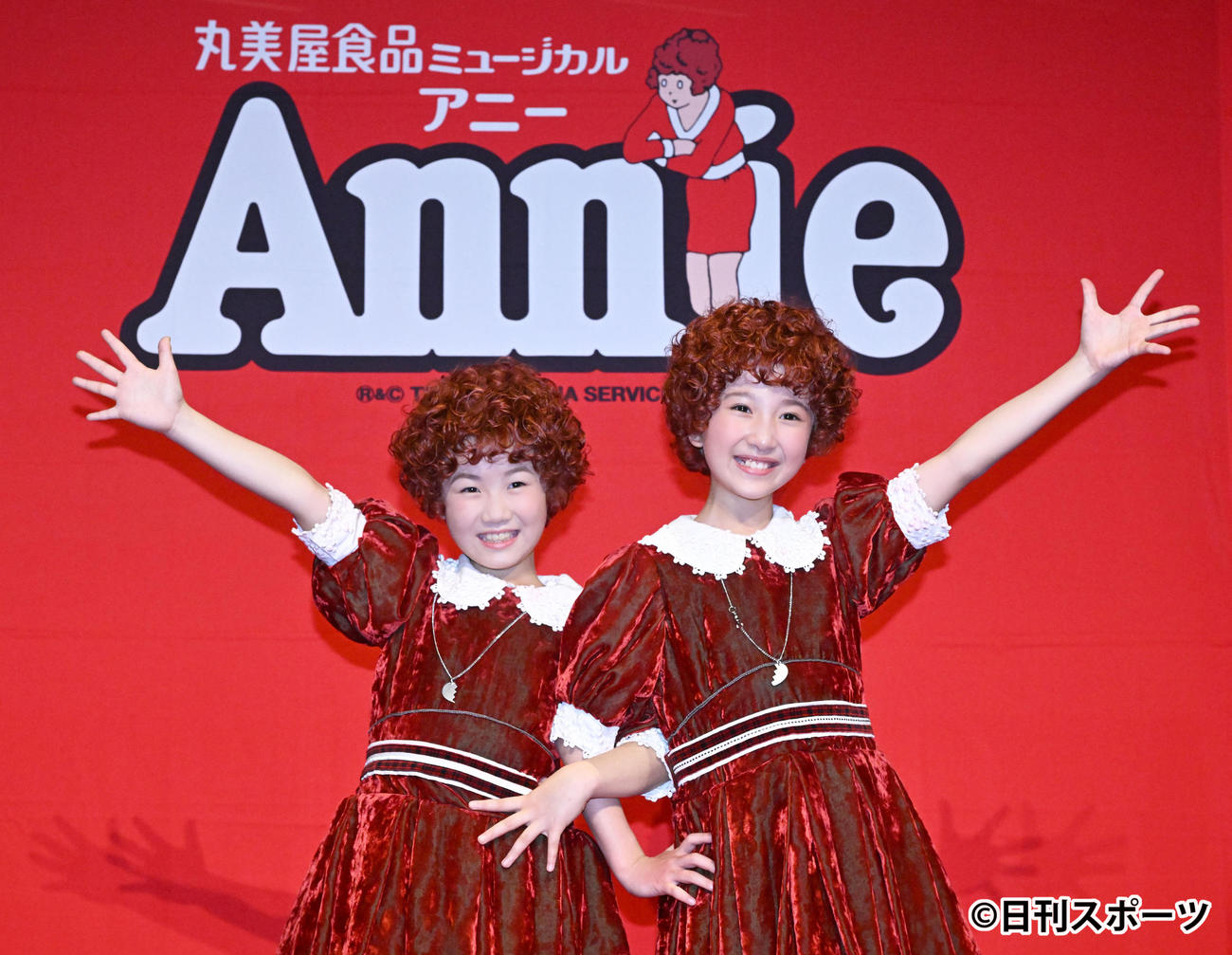 Annie制作発表会見に登場し、ポーズをとる下山夏永（左）と牧田花（撮影・千葉一成）
