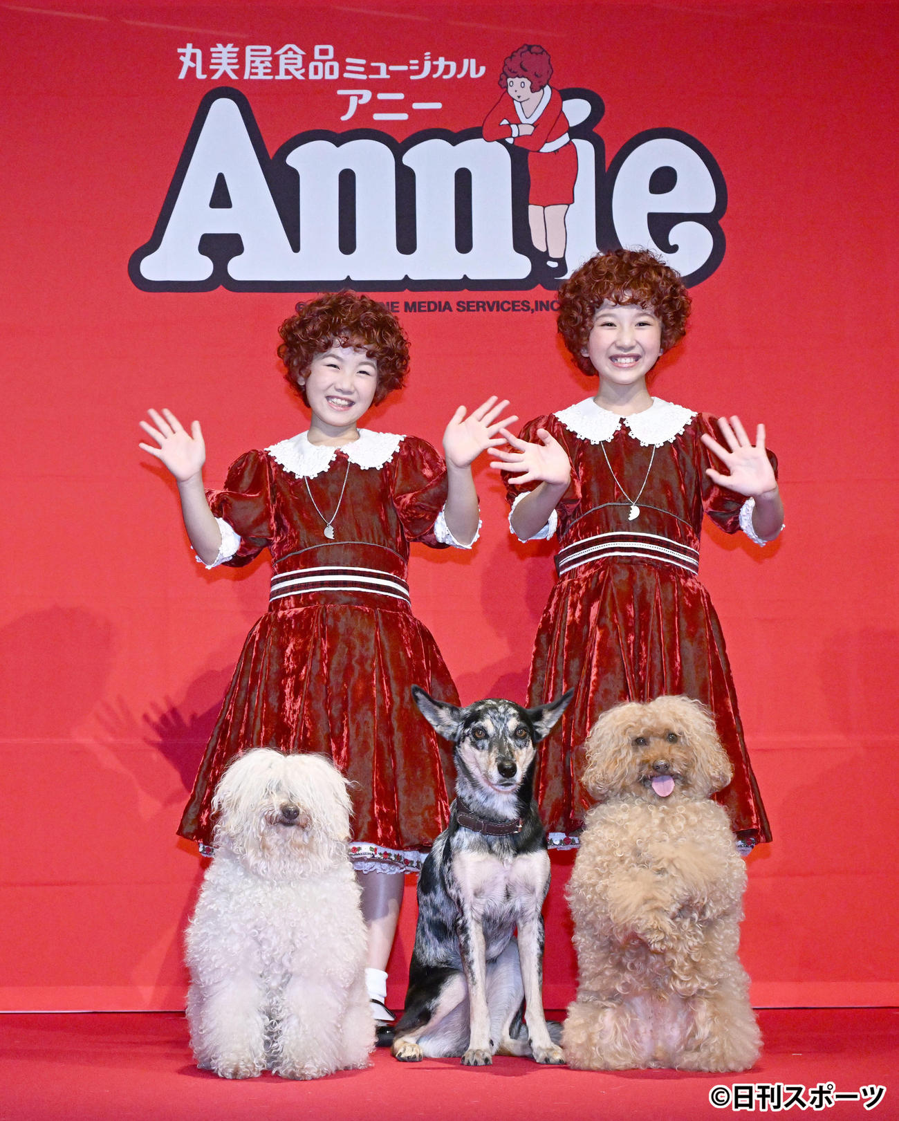 Annie制作発表会見に登場し、ポーズをとる下山夏永（左）と牧田花。手前はサンディ役の、左から家康、まつり、おこげ（撮影・千葉一成）