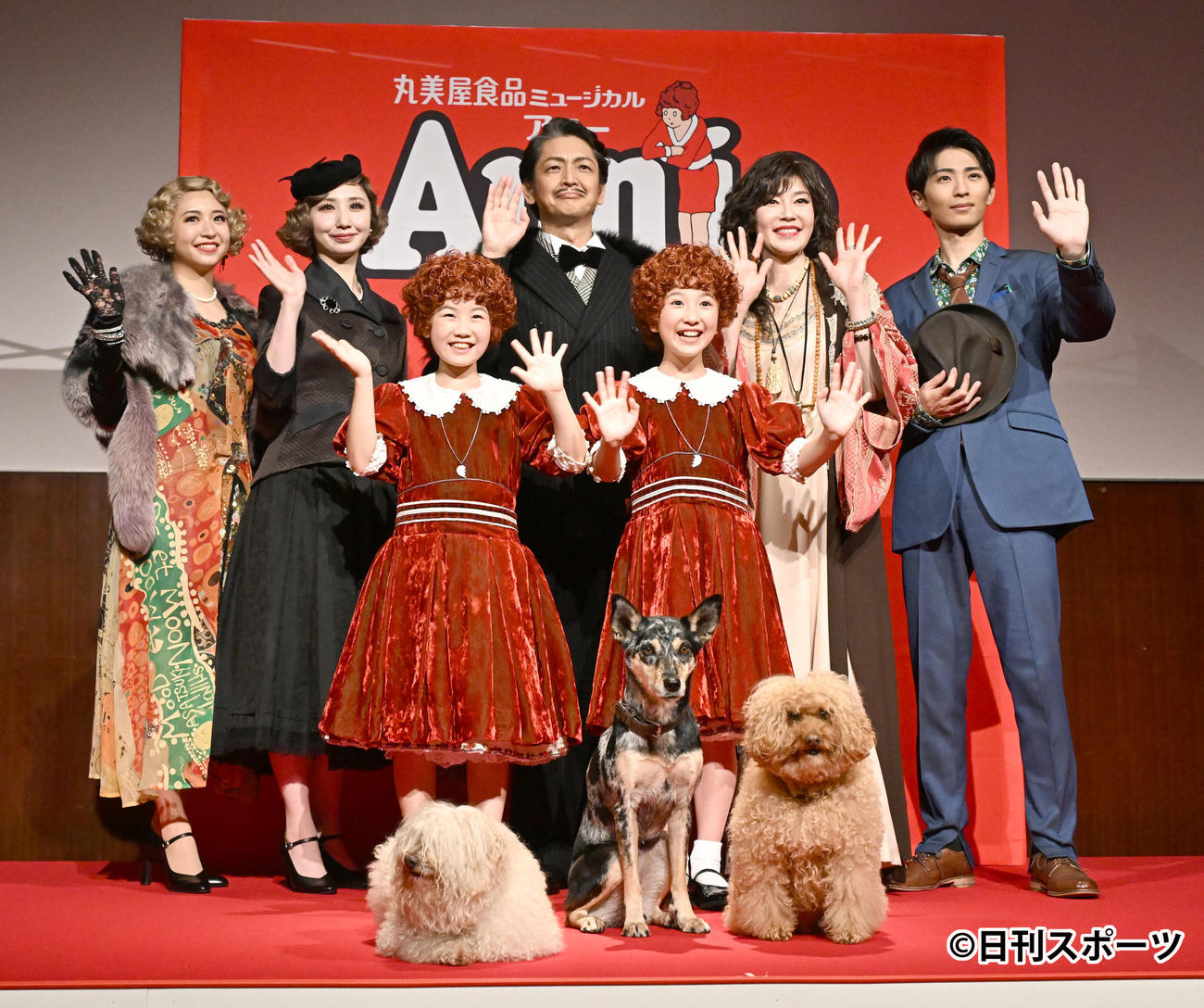 Annie制作発表会見に登場した、前列左から下山夏永、牧田花、後列左から、浜崎香帆、愛原実花、岡田浩暉、須藤理彩、赤名竜之介。手前はサンディ役の、左から家康、まつり、おこげ（撮影・千葉一成）