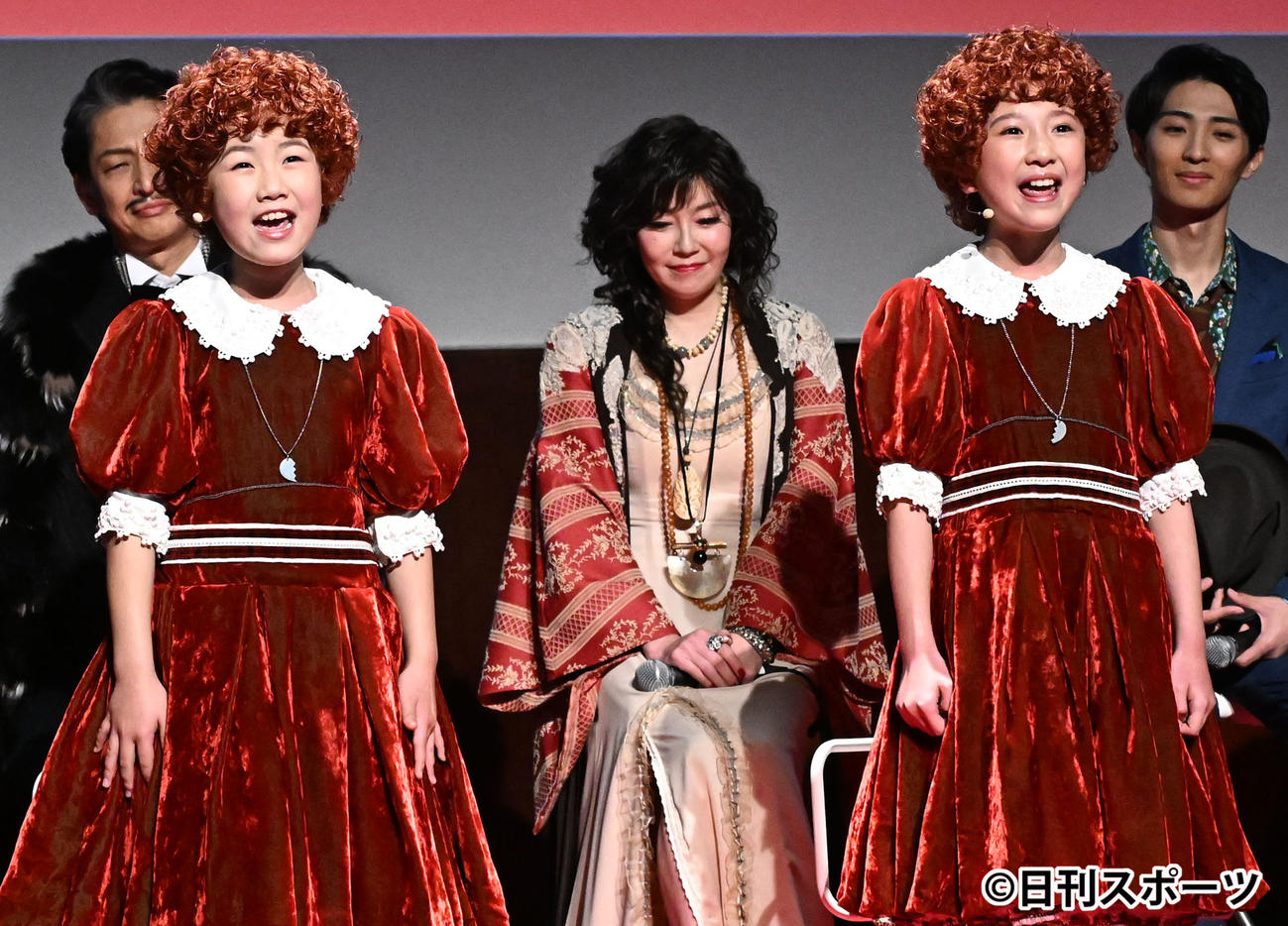 Annie製作発表会見で「トゥモロー」を歌唱する下山夏永（左）と牧田花（撮影・千葉一成）