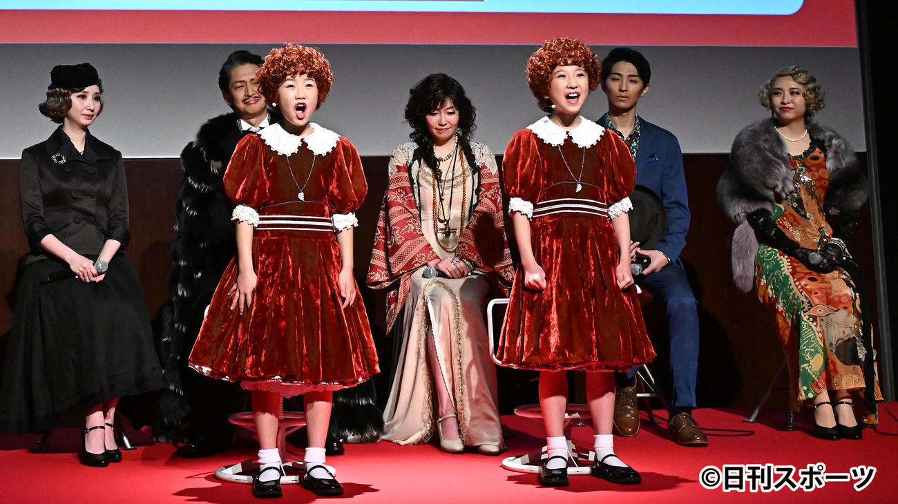 Annie製作発表会見で「トゥモロー」を歌唱する下山夏永（左）と牧田花（撮影・千葉一成）