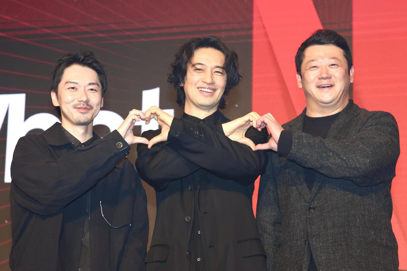 「Next on Netflix 2026」で笑顔でハートを作る松本優作監督（左）、斎藤工（中央）、佐藤善宏氏（撮影・宮地輝）