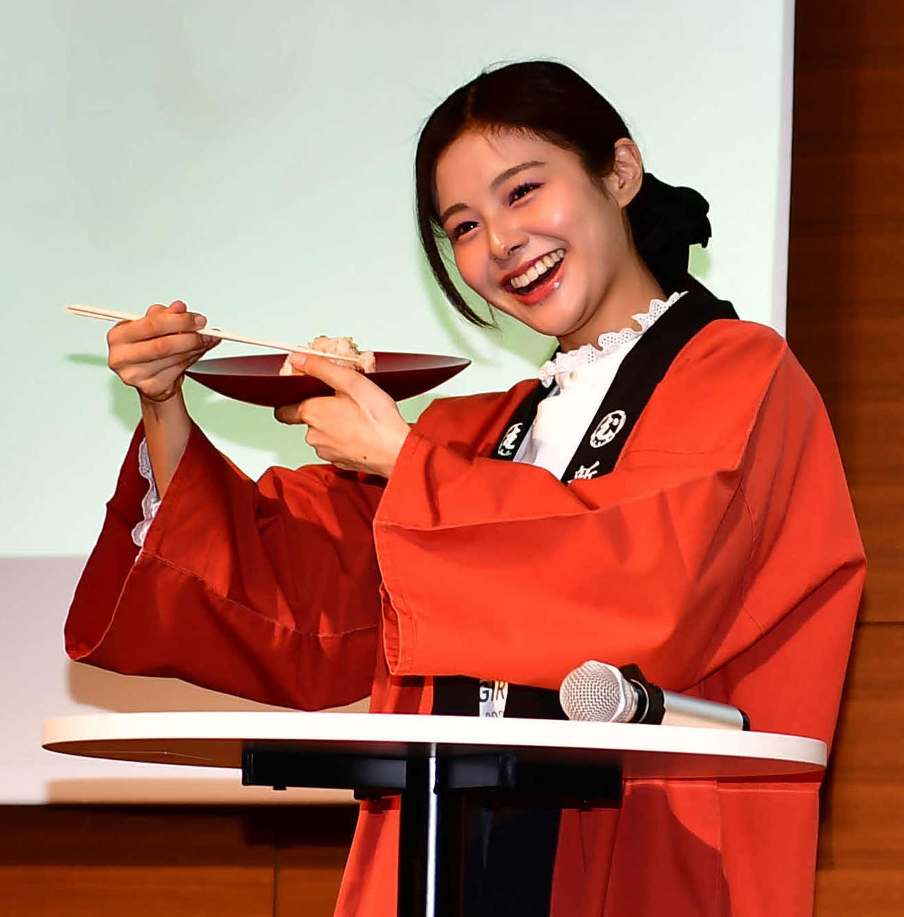 「おにぎりサミット2026」に出演し、カプレーゼおにぎりを試食する本間日陽（撮影・松尾幸之介）