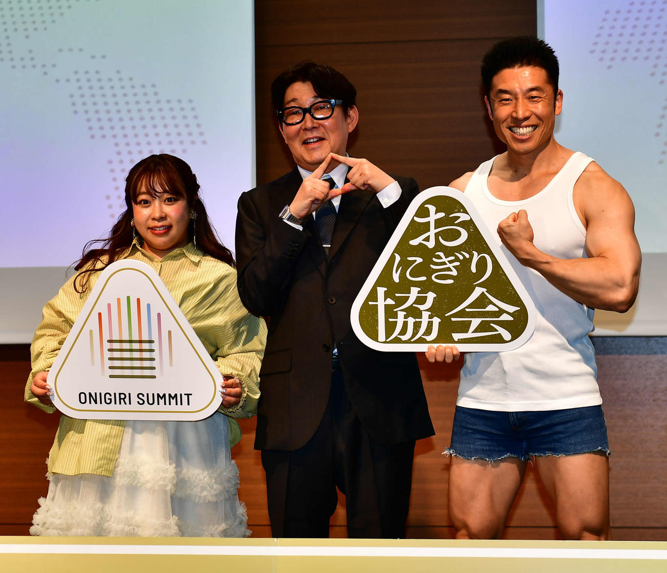 「おにぎりサミット2026」に出演した、左から餅田コシヒカリ、おにぎり協会の中村祐介代表理事、なかやまきんに君（撮影・松尾幸之介）