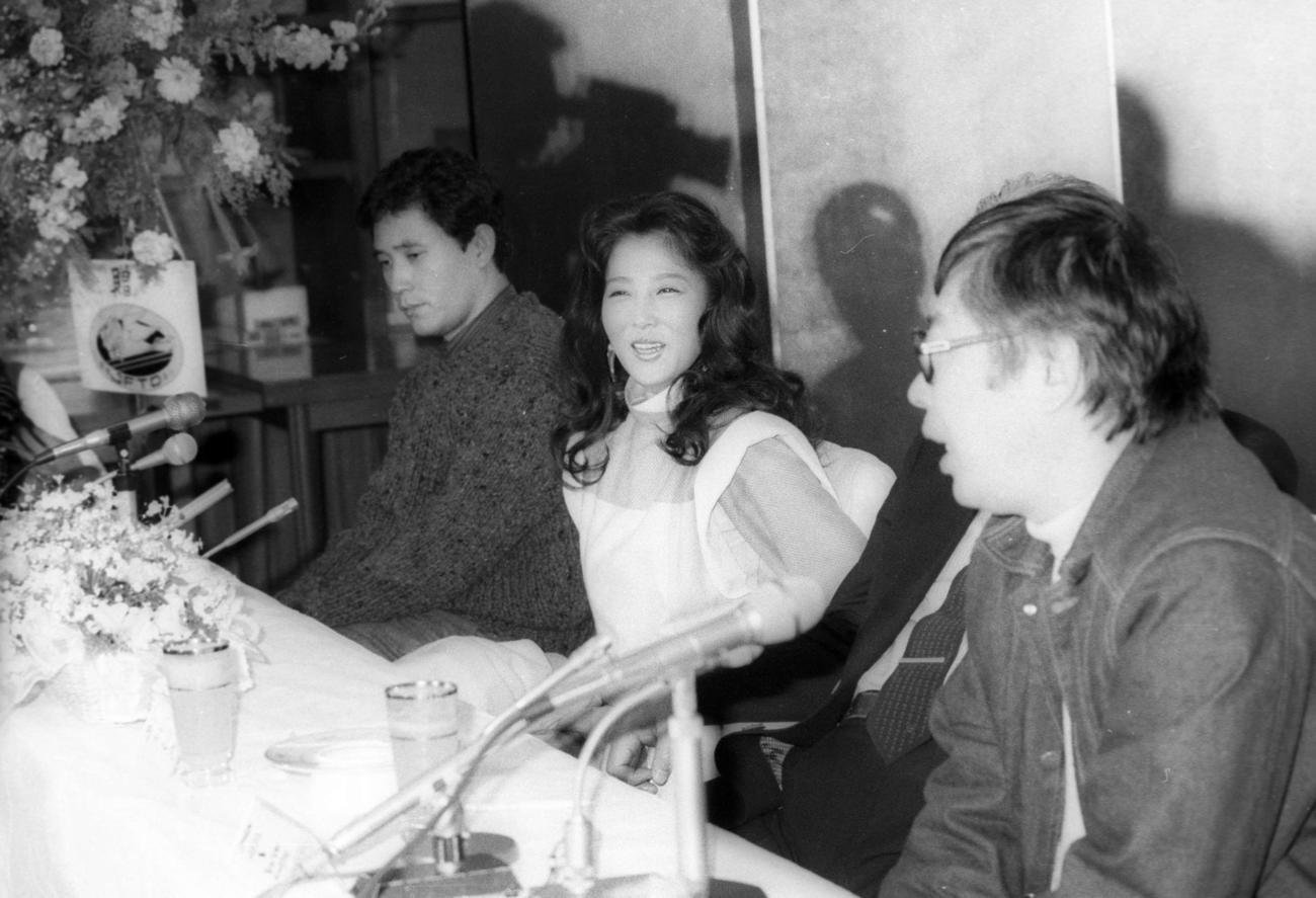 東映「セカンド・ラブ」製作発表　右から東陽一監督、主演の大原麗子、夫役の小林薫（1983年2月撮影）