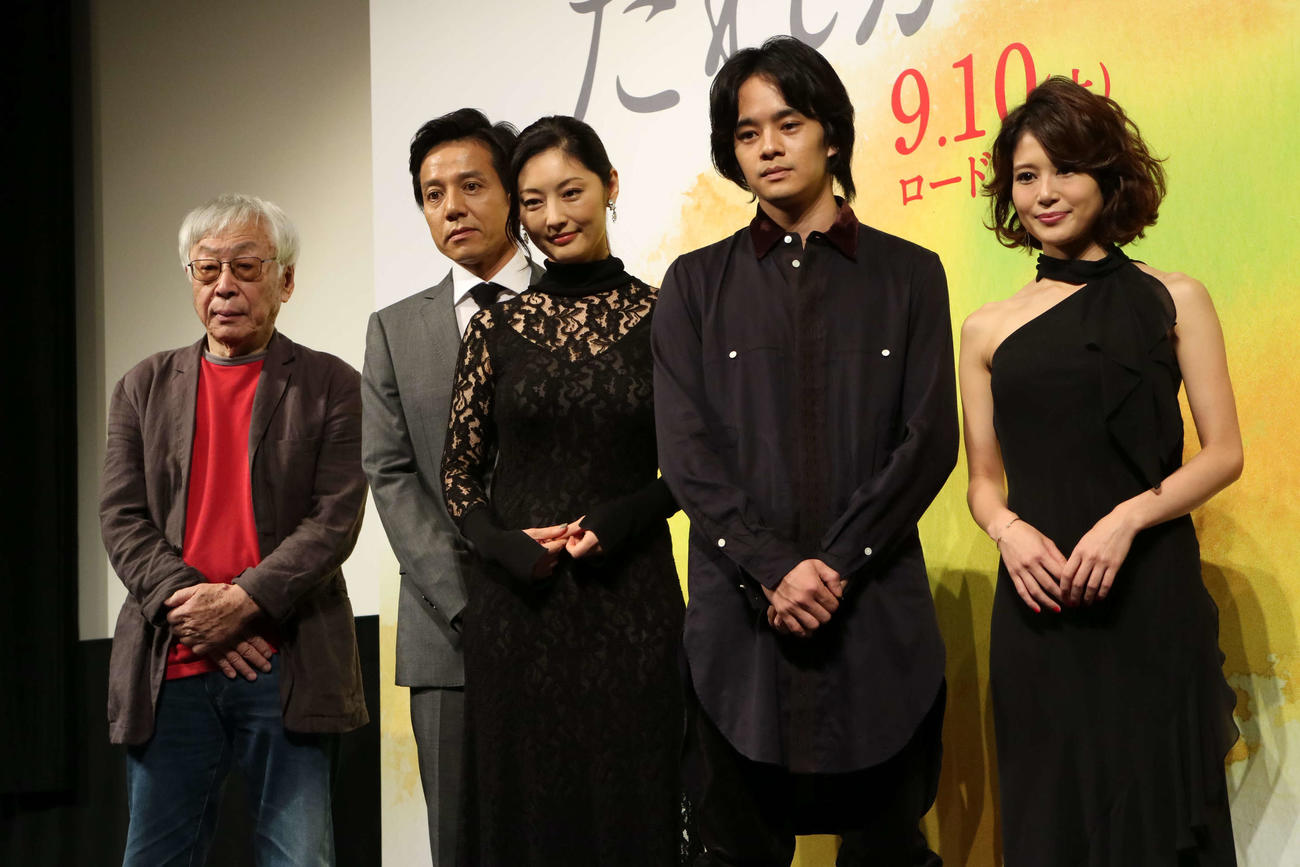 映画「だれかの木琴」の試写会に出席した、左から東陽一監督、勝村政信、常盤貴子、池松壮亮、佐津川愛美（2016年8月撮影）
