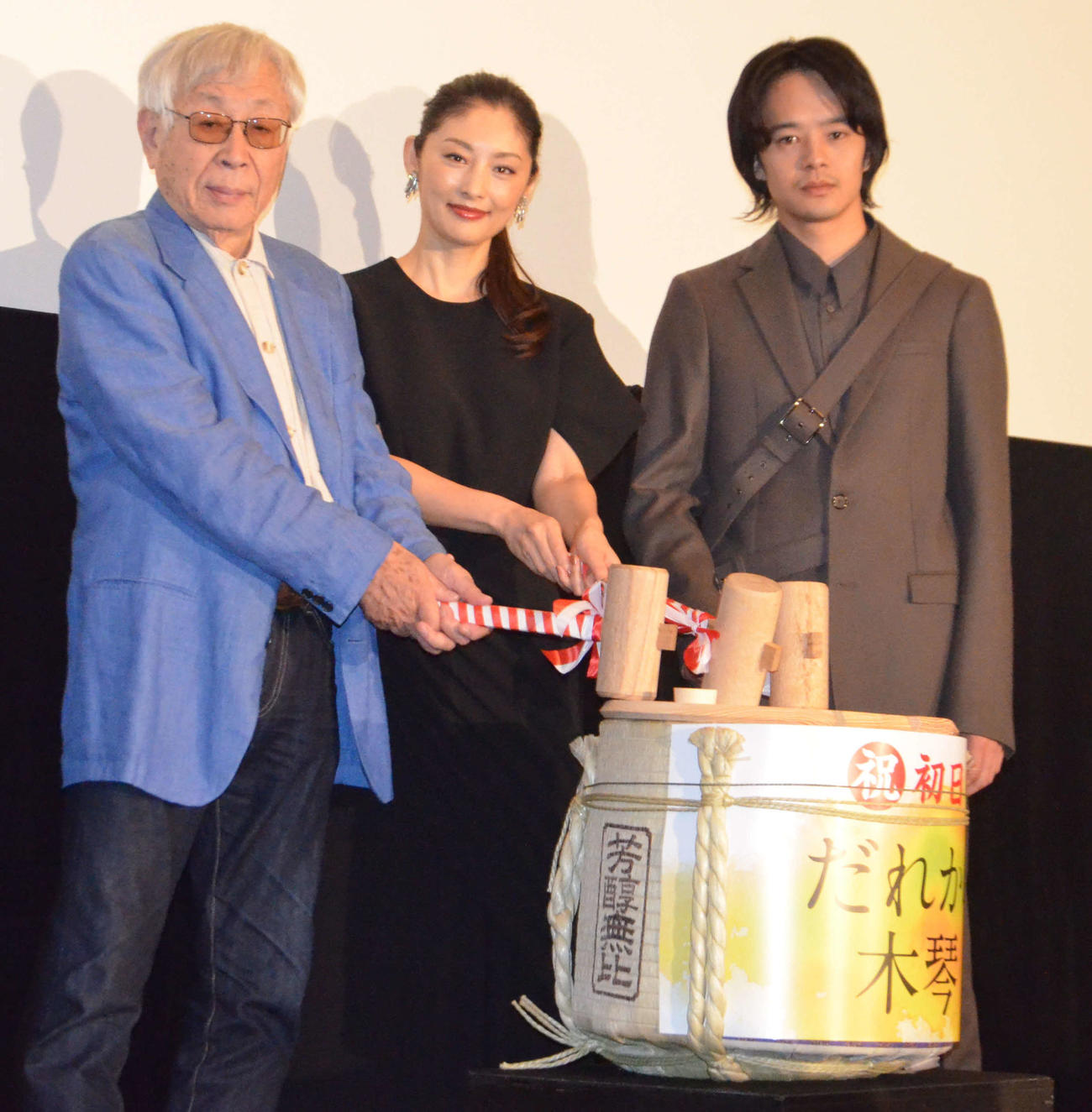 映画「だれかの木琴」初日舞台あいさつに出席した、左から東陽一監督、常盤貴子、池松壮亮（2016年9月撮影）