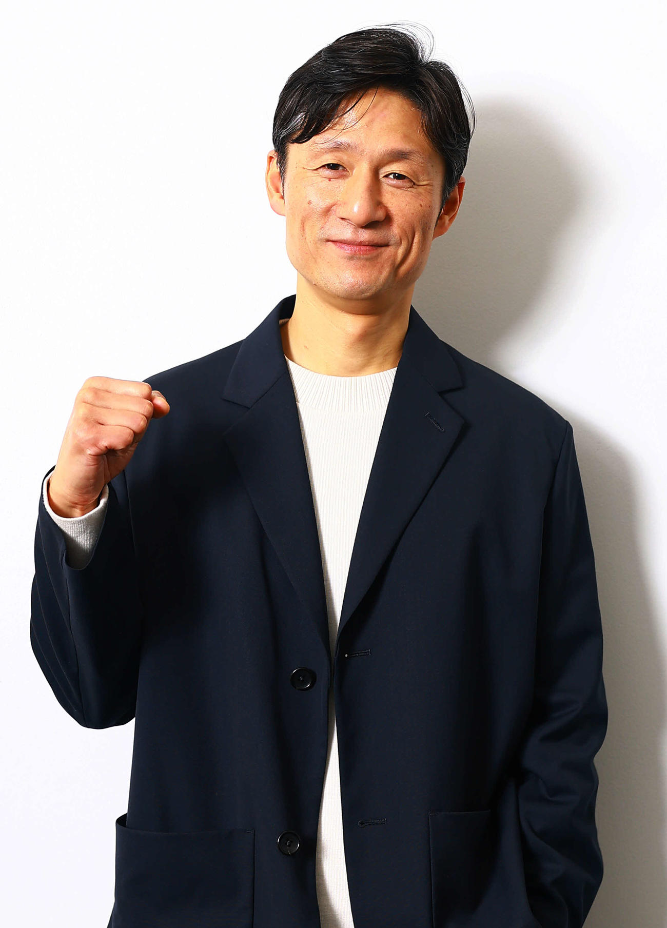 「国宝」でブルーリボン賞作品賞を受賞した李相日監督は、照れくさそうにガッツポーズ（撮影・野上伸悟）