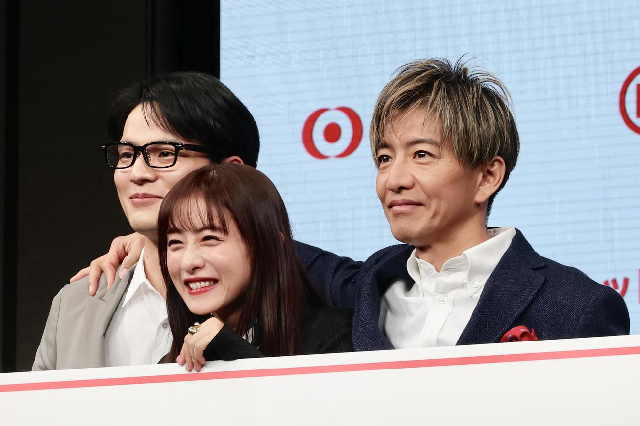 笑顔で写真に納まる、左から水上恒司、石原さとみ、木村拓哉（撮影・河田真司）