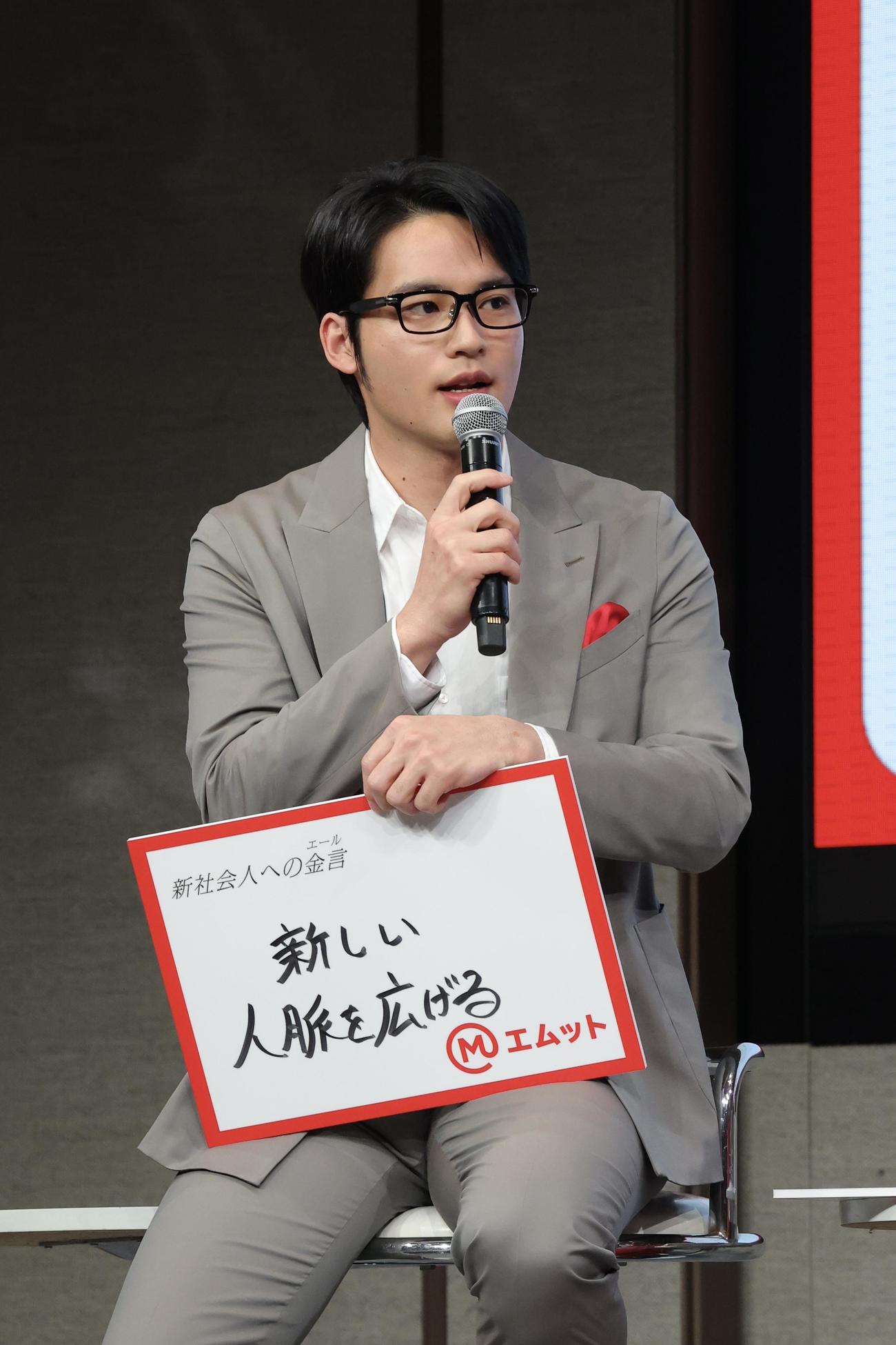 お題に答える水上恒司（撮影・河田真司）